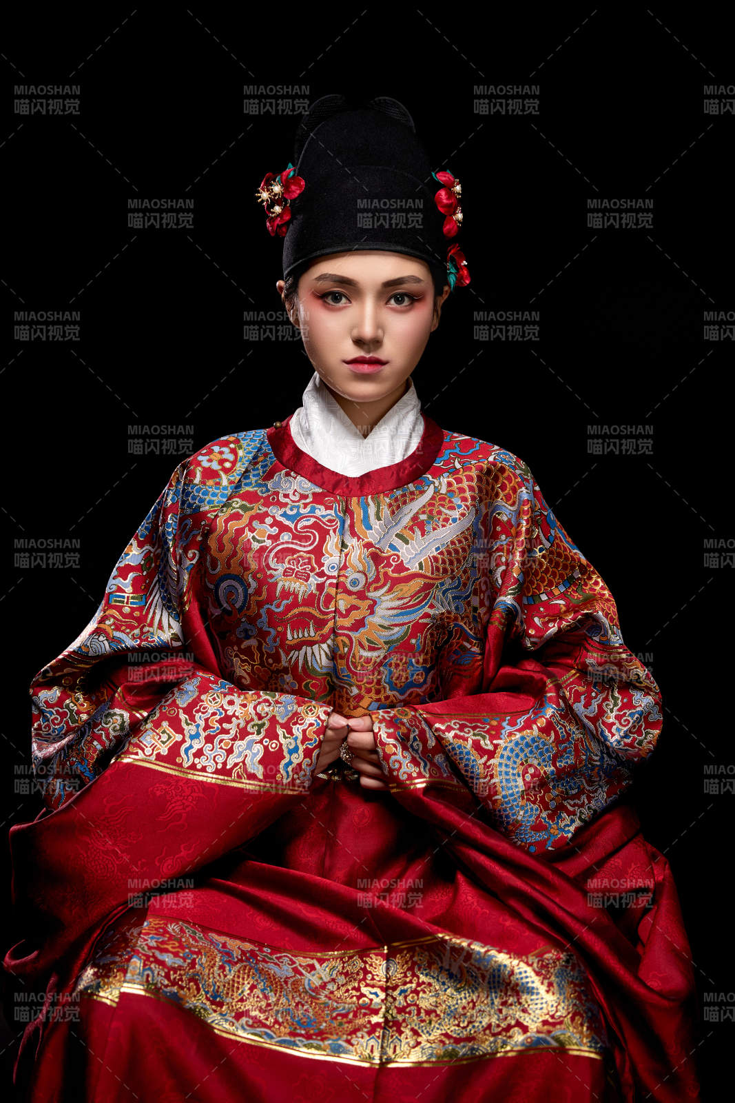 黑色背景下身着明代飞鱼服的青年女性图片