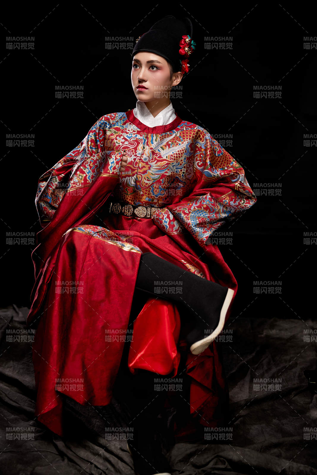 黑色背景下身着明代飞鱼服的青年女性图片