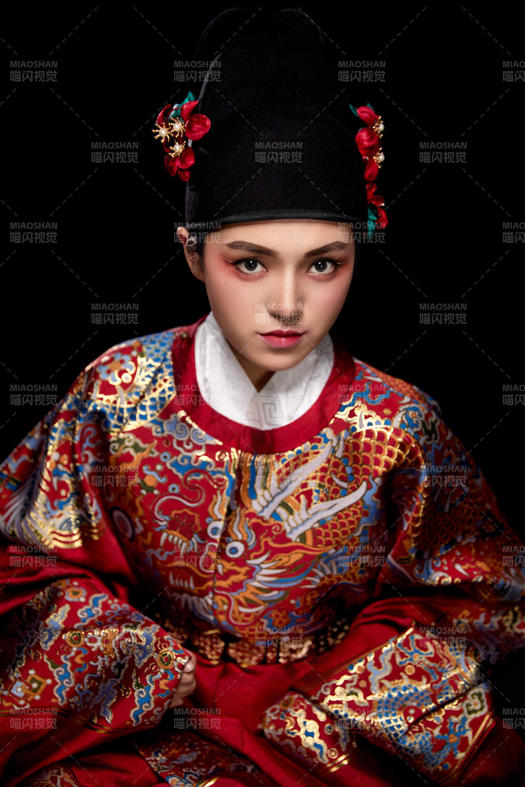 黑色背景下身着明代飞鱼服的青年女性图片