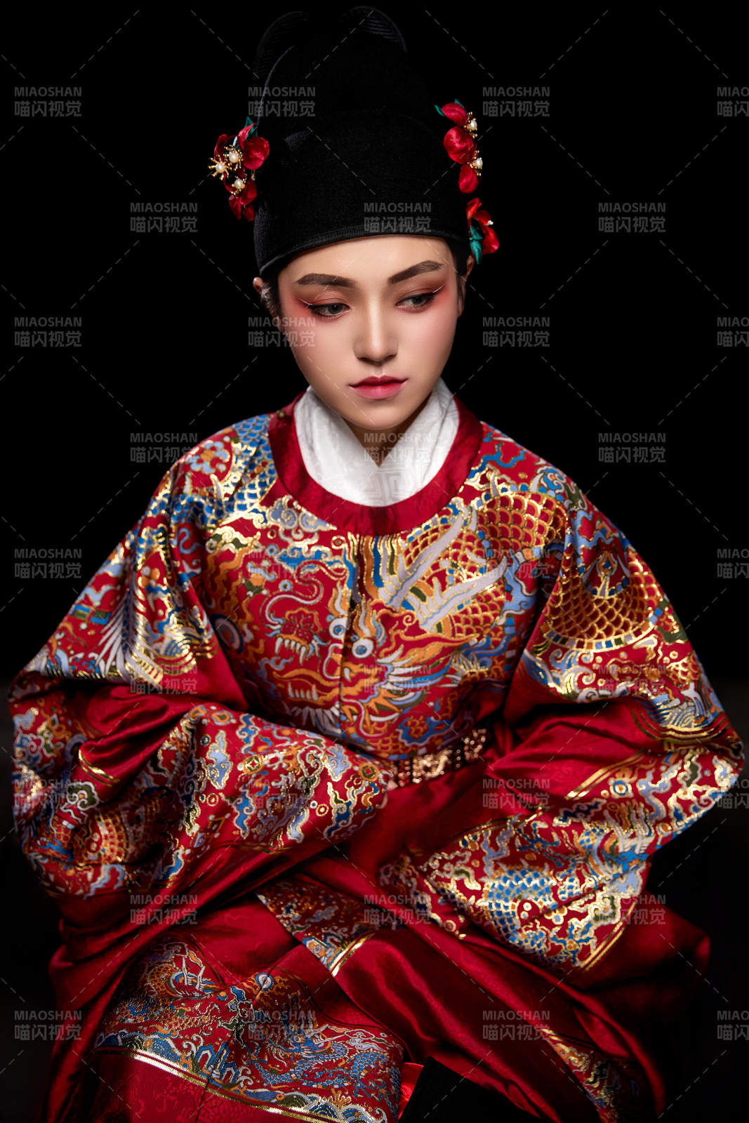 黑色背景下身着明代飞鱼服的青年女性图片