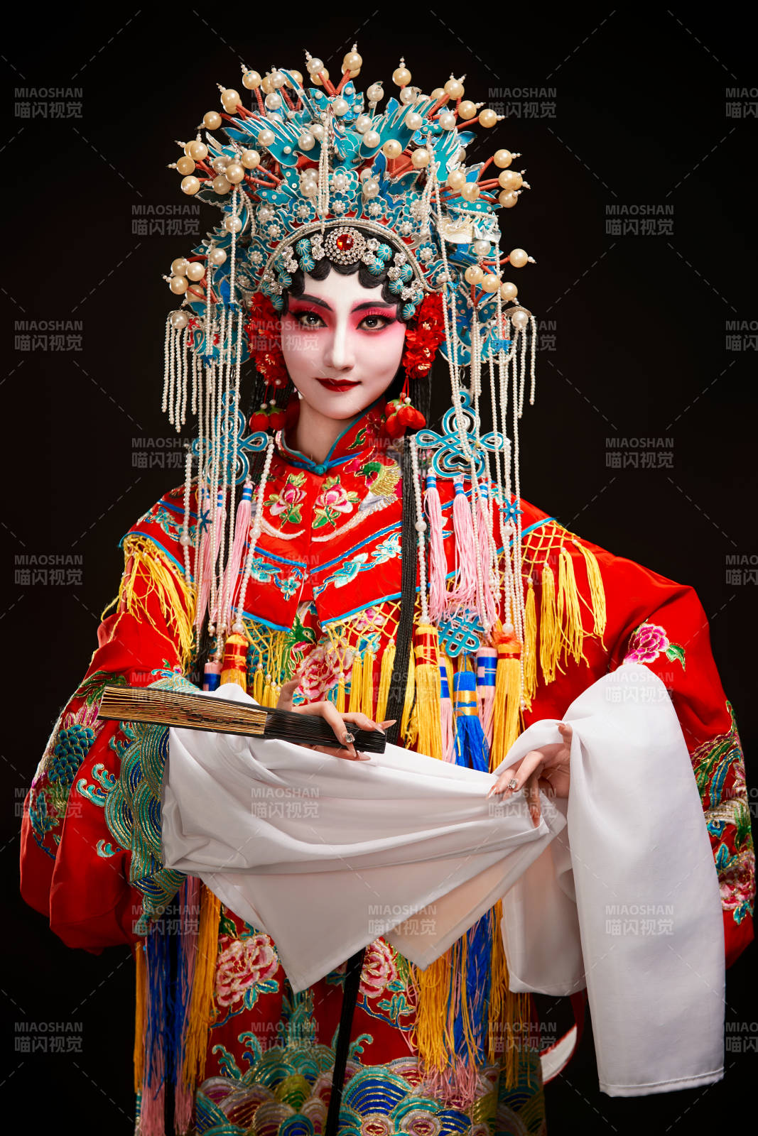 装扮国粹京剧贵妃醉酒角色形象的中国少女图片