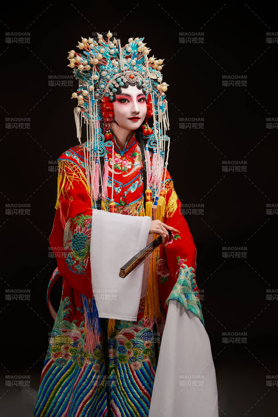 装扮国粹京剧贵妃醉酒角色形象的中国少女图片