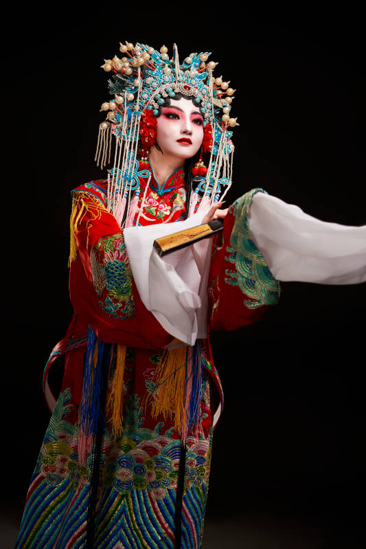 装扮国粹京剧贵妃醉酒角色形象的中国少女图片