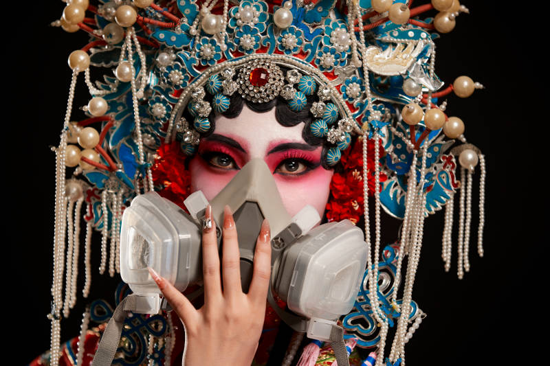 装扮国粹京剧贵妃醉酒角色形象的中国少女图片