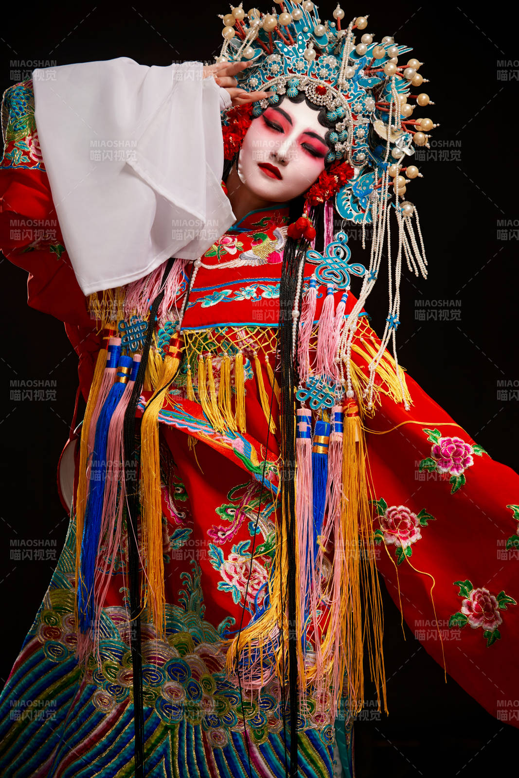 装扮国粹京剧贵妃醉酒角色形象的中国少女图片