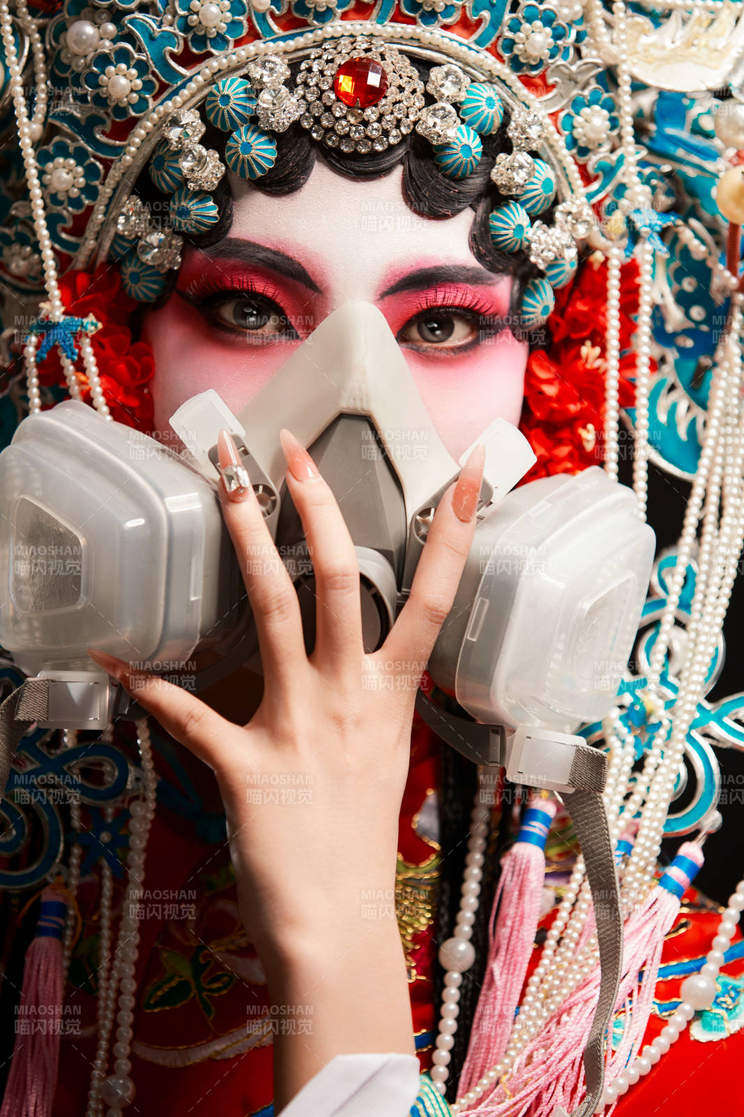 装扮国粹京剧贵妃醉酒角色形象的中国少女图片