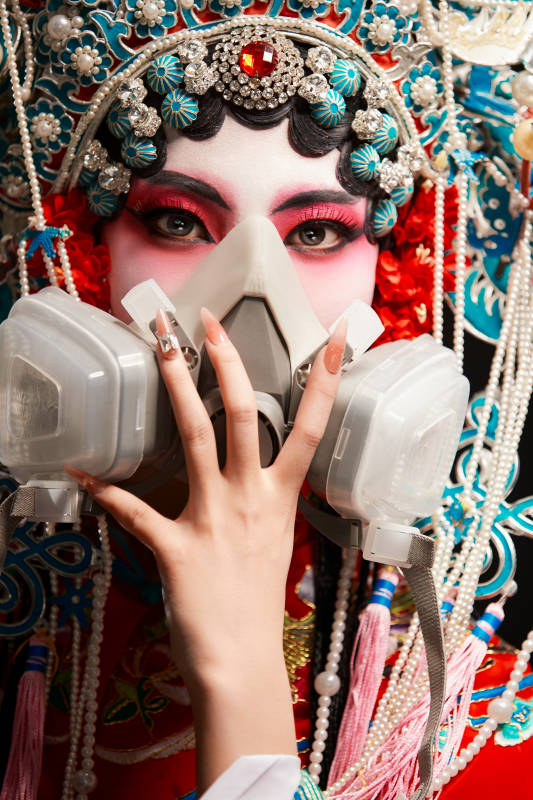 装扮国粹京剧贵妃醉酒角色形象的中国少女图片