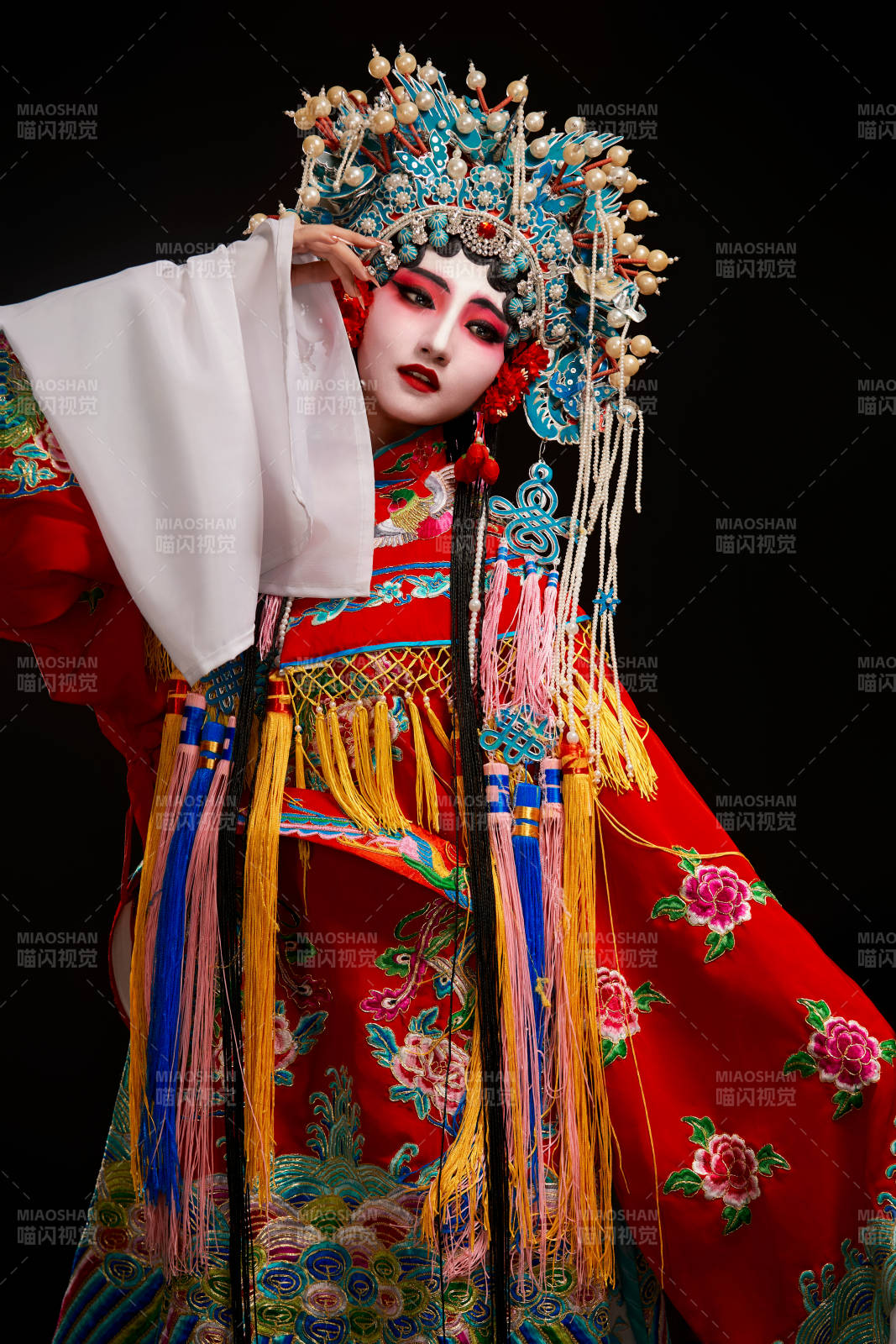 装扮国粹京剧贵妃醉酒角色形象的中国少女图片