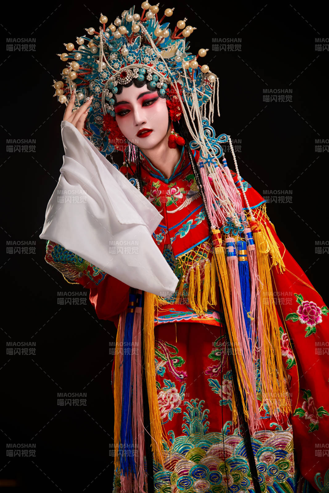 装扮国粹京剧贵妃醉酒角色形象的中国少女图片