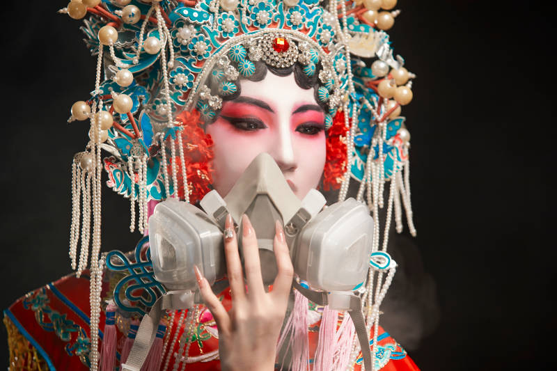 装扮国粹京剧贵妃醉酒角色形象的中国少女图片