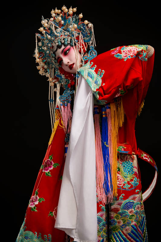 装扮国粹京剧贵妃醉酒角色形象的中国少女图片