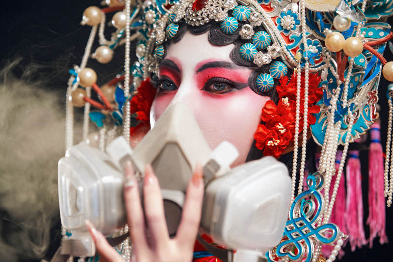 装扮国粹京剧贵妃醉酒角色形象的中国少女图片