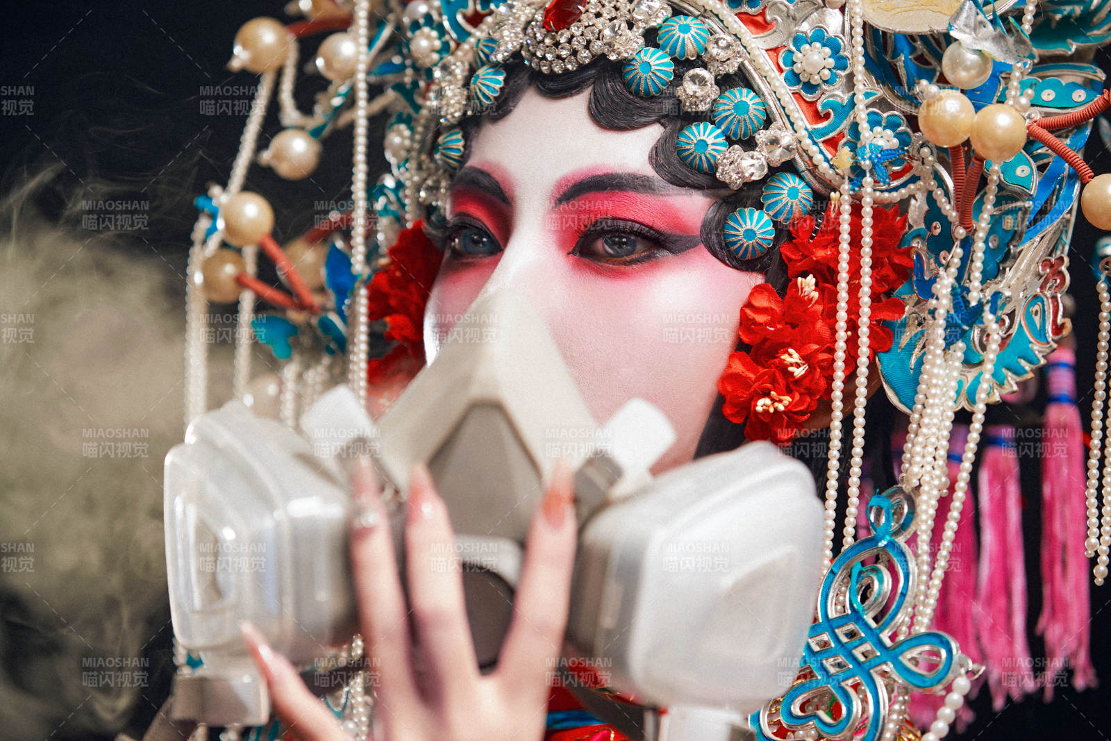 装扮国粹京剧贵妃醉酒角色形象的中国少女图片