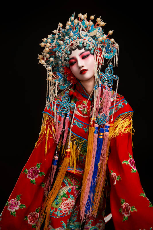 装扮国粹京剧贵妃醉酒角色形象的中国少女图片