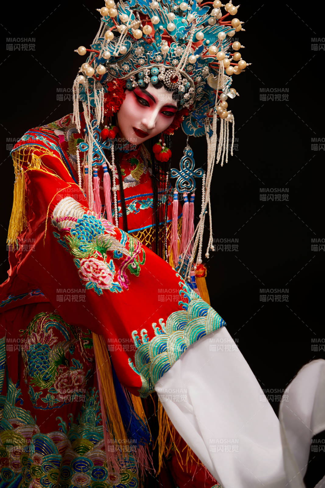 装扮国粹京剧贵妃醉酒角色形象的中国少女图片