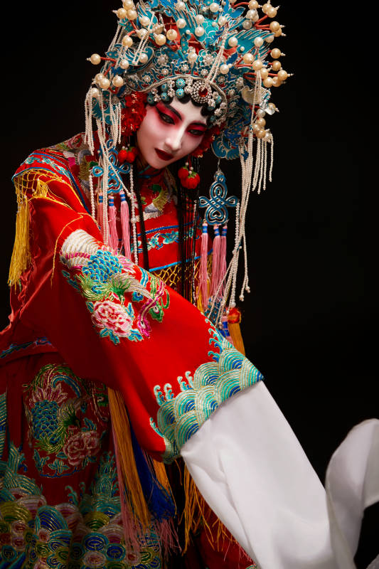 装扮国粹京剧贵妃醉酒角色形象的中国少女图片