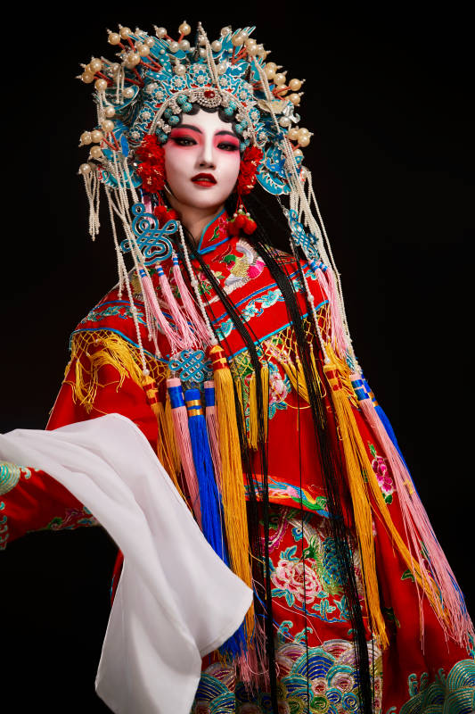 装扮国粹京剧贵妃醉酒角色形象的中国少女图片