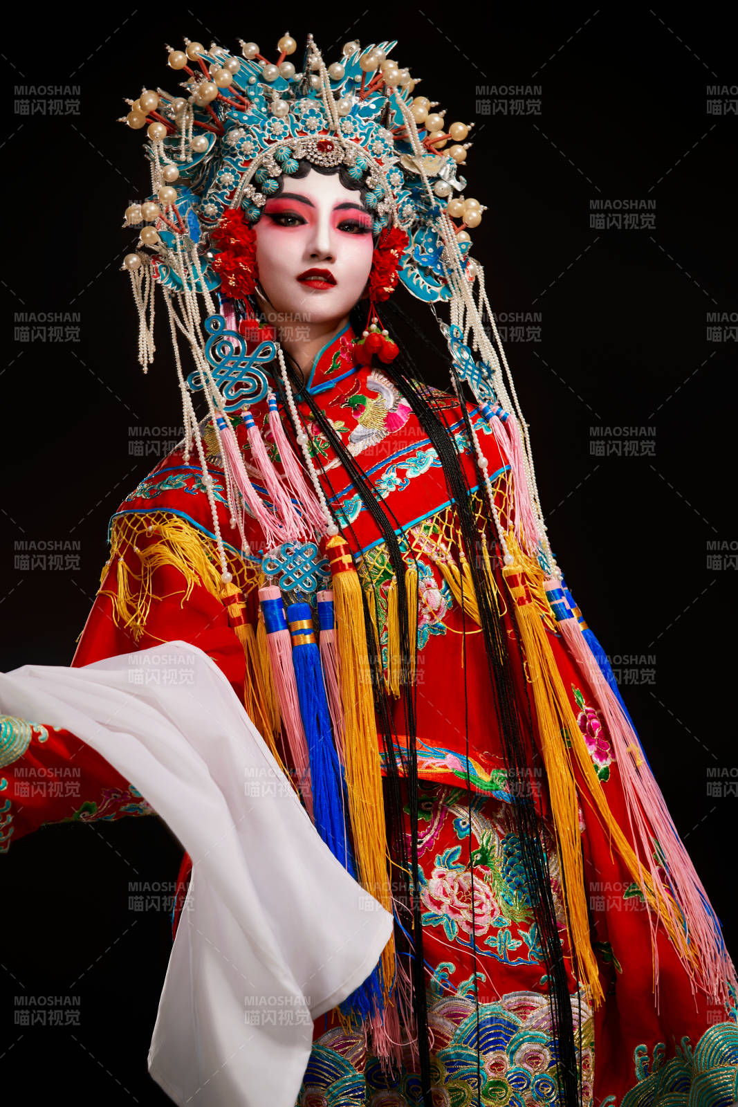 装扮国粹京剧贵妃醉酒角色形象的中国少女图片