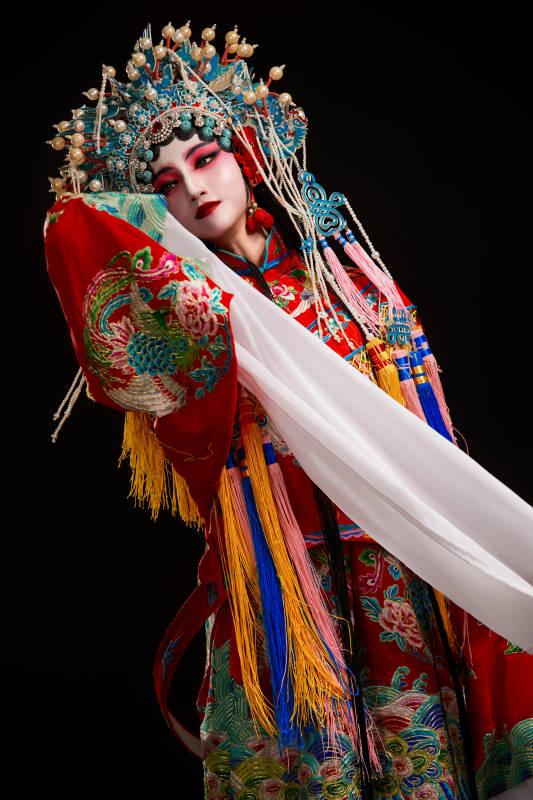 装扮国粹京剧贵妃醉酒角色形象的中国少女图片