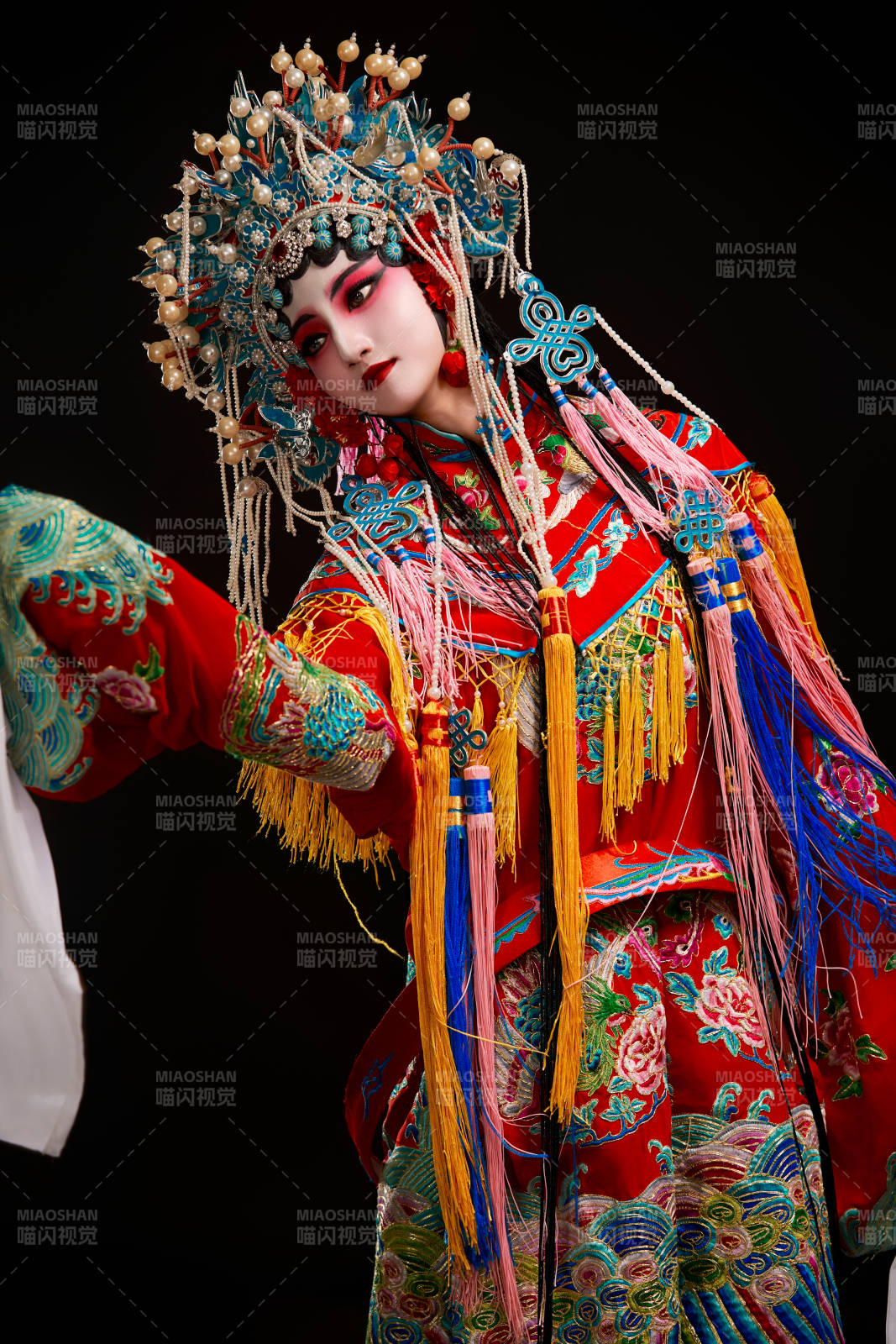 装扮国粹京剧贵妃醉酒角色形象的中国少女图片