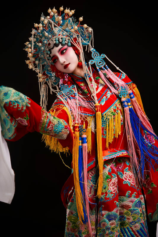 装扮国粹京剧贵妃醉酒角色形象的中国少女图片