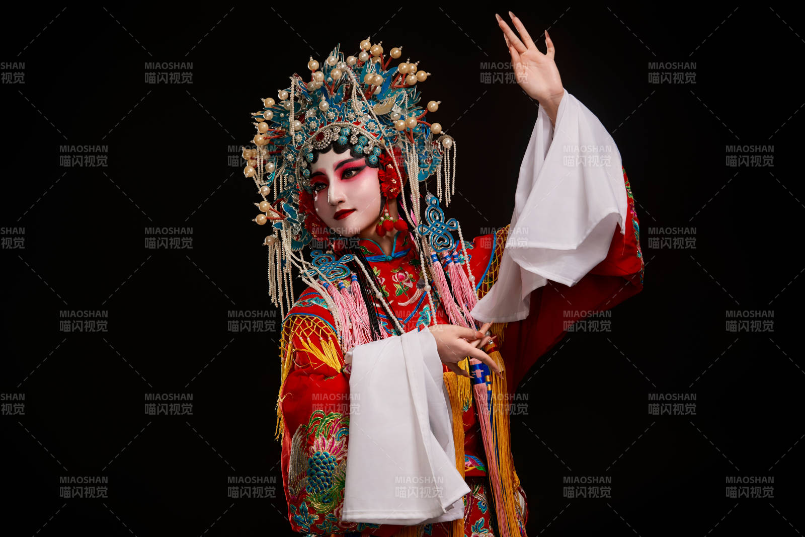 装扮国粹京剧贵妃醉酒角色形象的中国少女图片