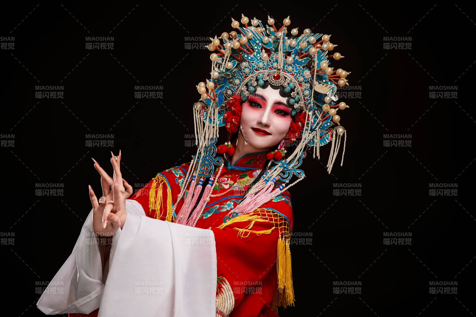 装扮国粹京剧贵妃醉酒角色形象的中国少女图片