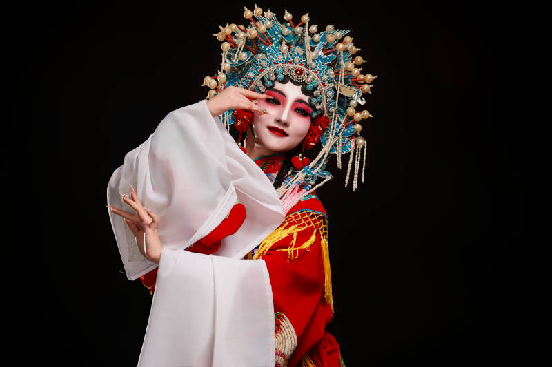 装扮国粹京剧贵妃醉酒角色形象的中国少女图片