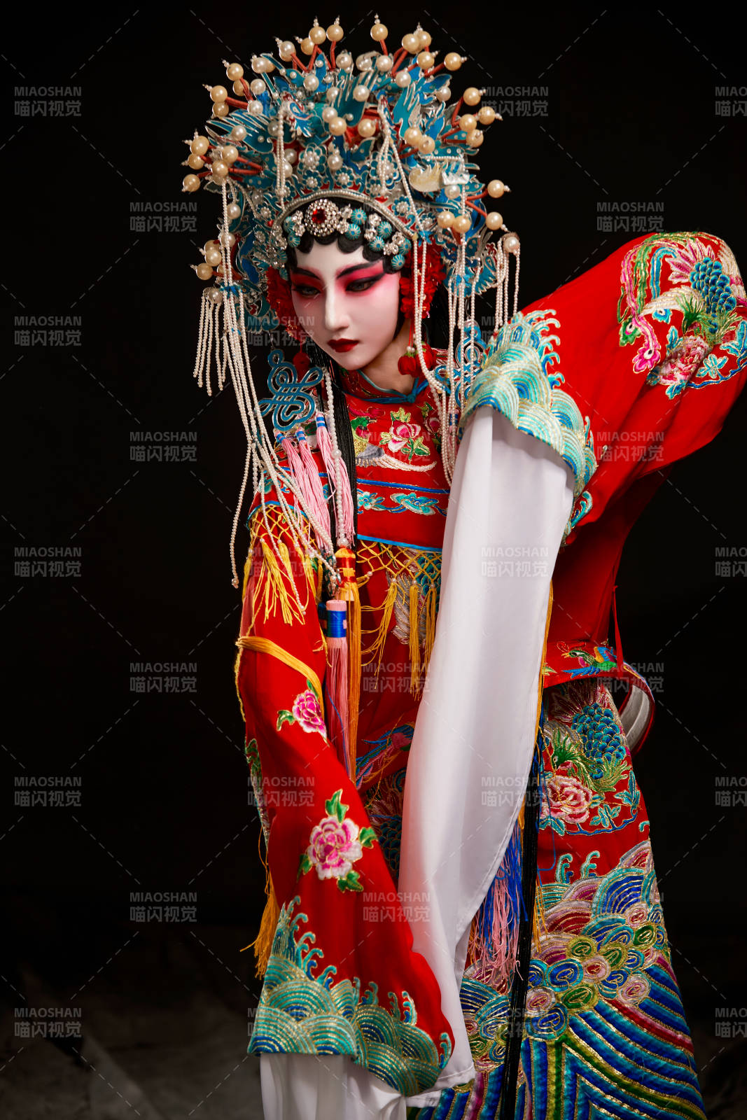 装扮国粹京剧贵妃醉酒角色形象的中国少女图片