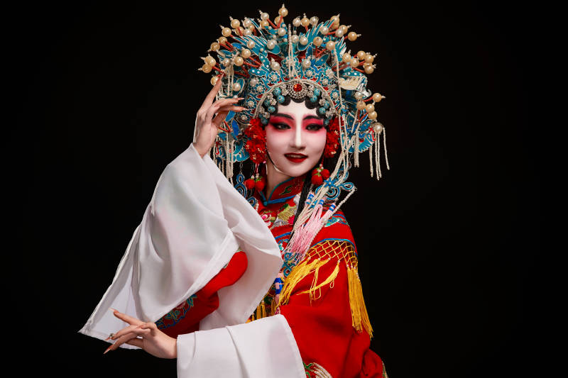 装扮国粹京剧贵妃醉酒角色形象的中国少女图片