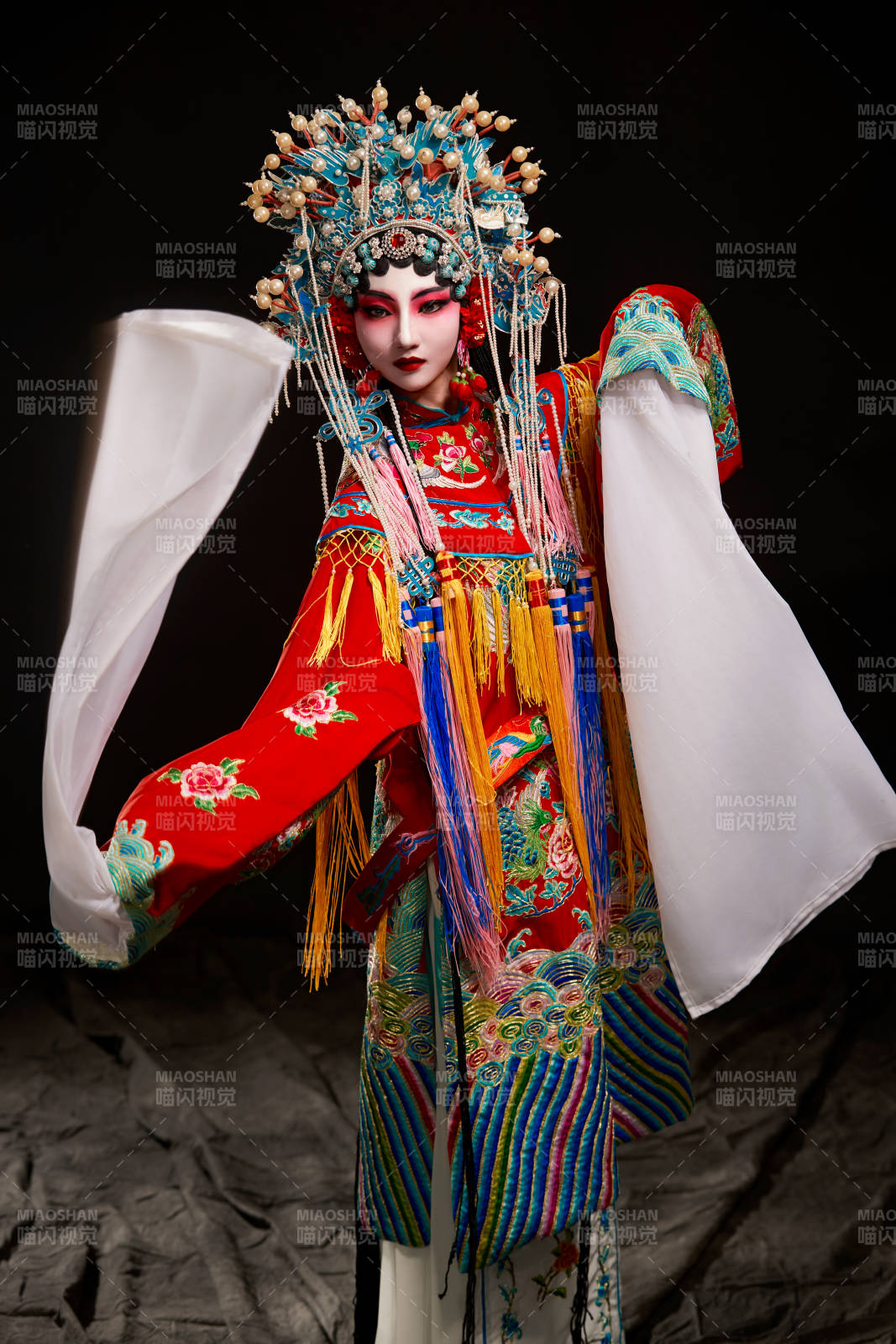 装扮国粹京剧贵妃醉酒角色形象的中国少女图片