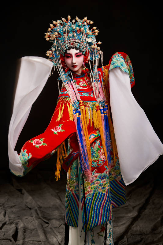 装扮国粹京剧贵妃醉酒角色形象的中国少女图片