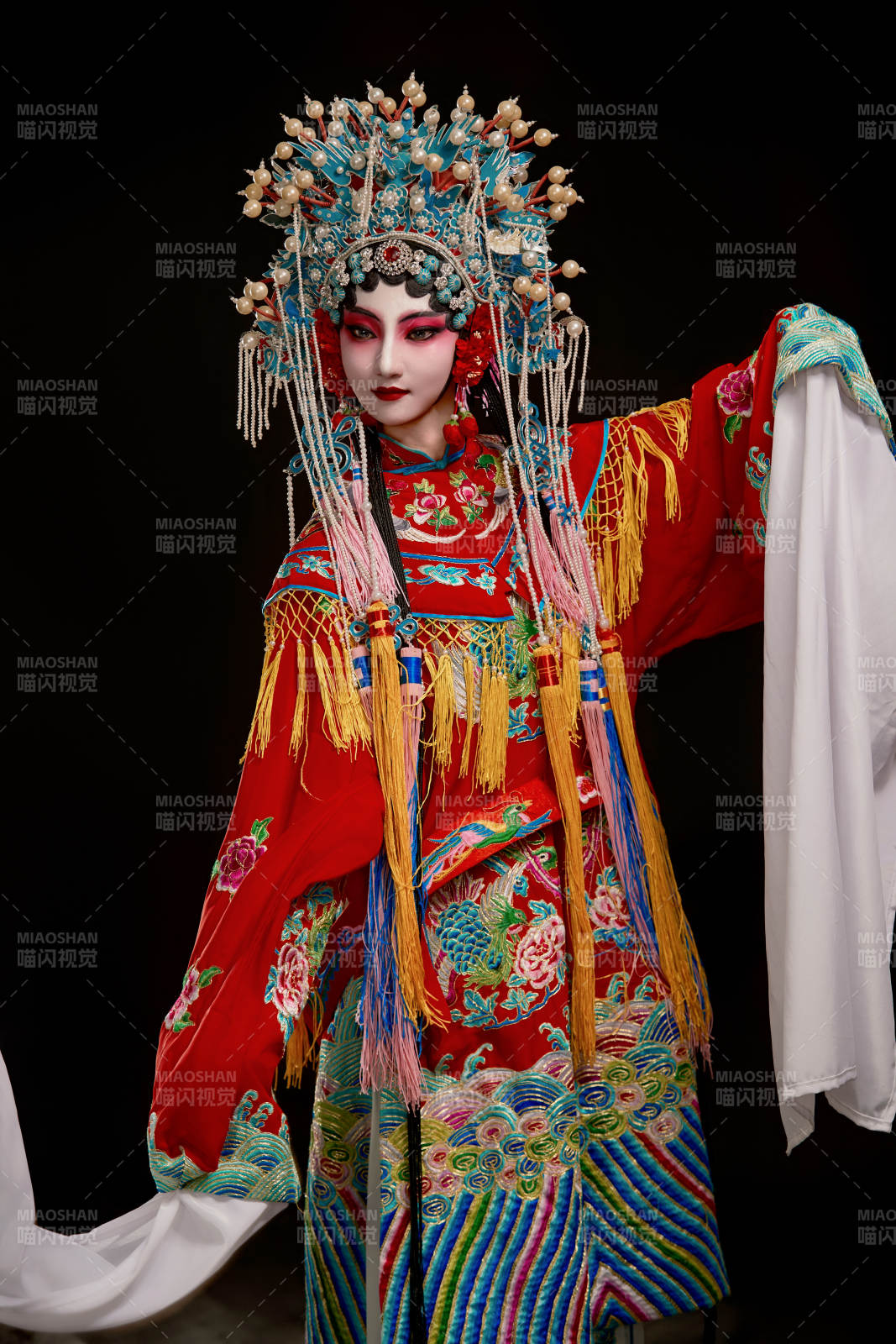 装扮国粹京剧贵妃醉酒角色形象的中国少女图片