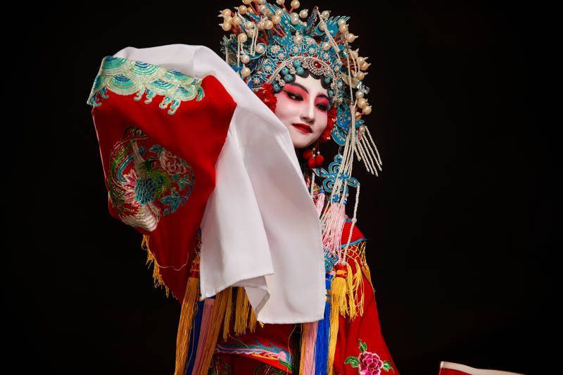 装扮国粹京剧贵妃醉酒角色形象的中国少女图片