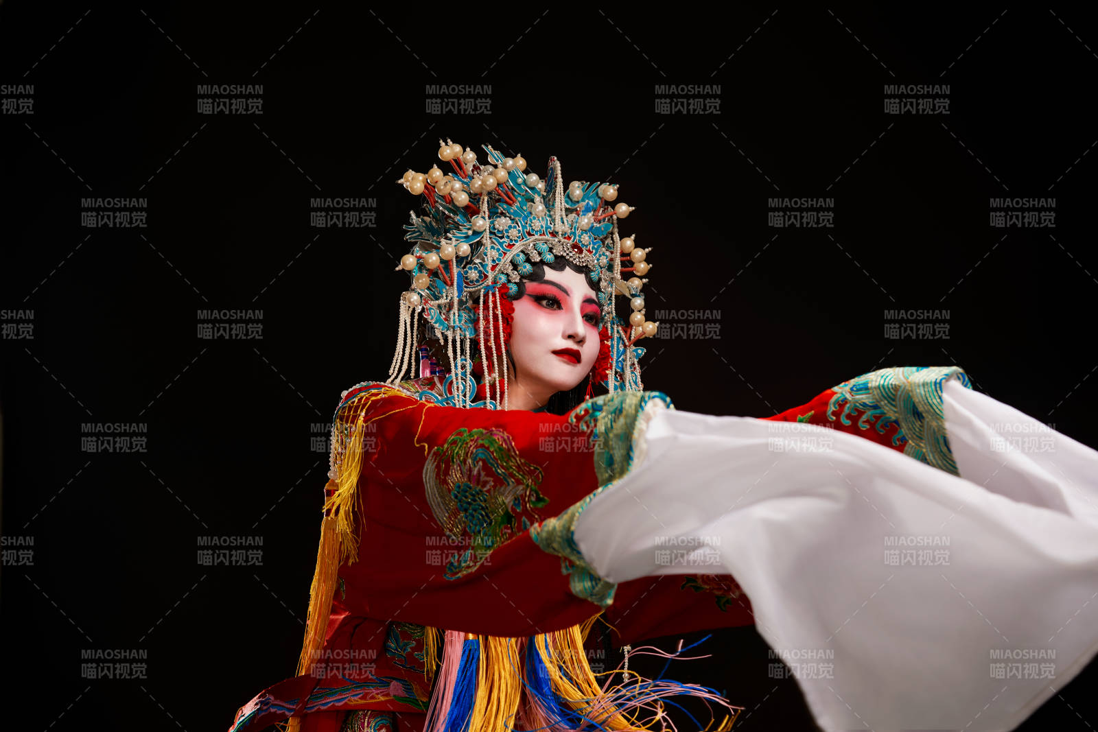 装扮国粹京剧贵妃醉酒角色形象的中国少女图片