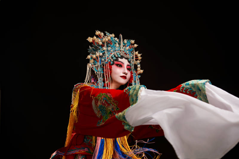 装扮国粹京剧贵妃醉酒角色形象的中国少女图片