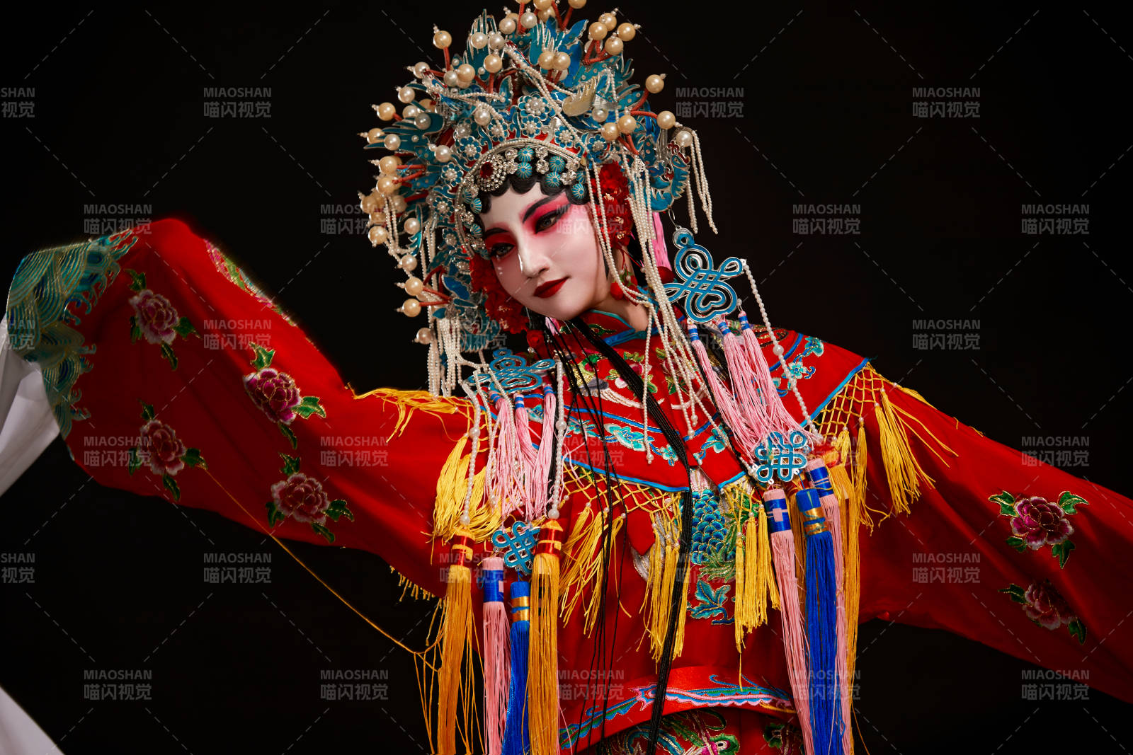 装扮国粹京剧贵妃醉酒角色形象的中国少女图片