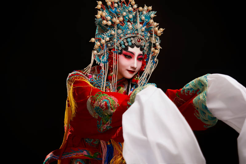 装扮国粹京剧贵妃醉酒角色形象的中国少女图片