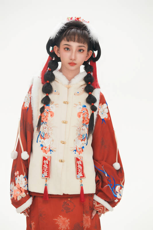 白色背景下身穿喜庆中式汉服的可爱少女图片