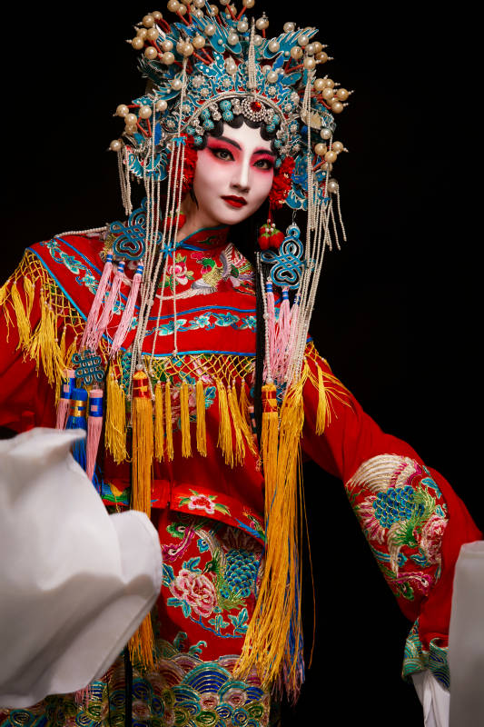 装扮国粹京剧贵妃醉酒角色形象的中国少女图片