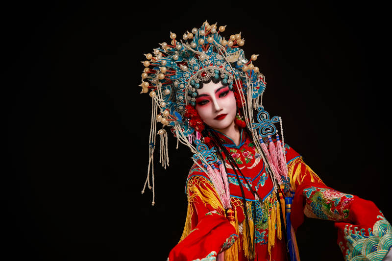 装扮国粹京剧贵妃醉酒角色形象的中国少女图片