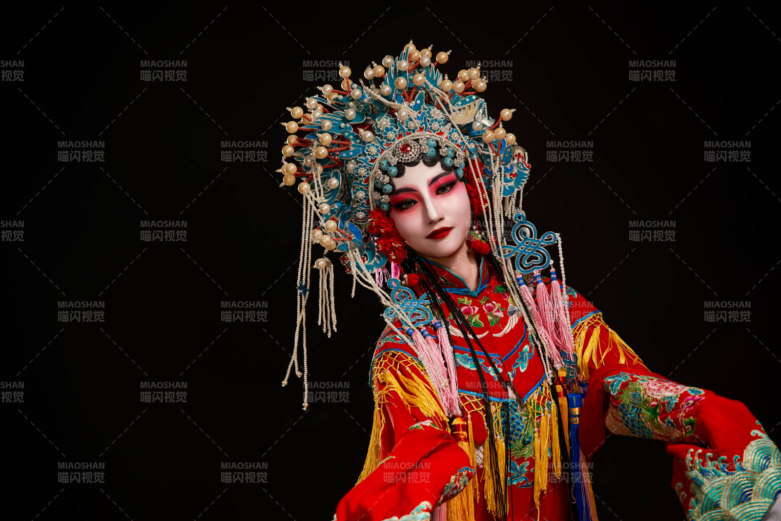 装扮国粹京剧贵妃醉酒角色形象的中国少女图片