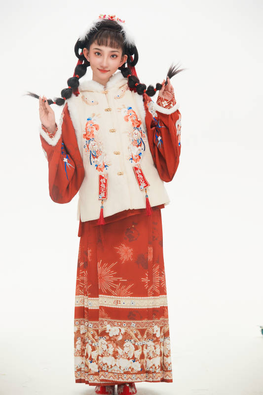 白色背景下身穿喜庆中式汉服的可爱少女图片