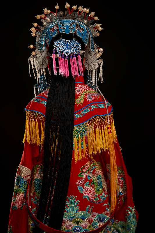 装扮国粹京剧贵妃醉酒角色形象的中国少女图片