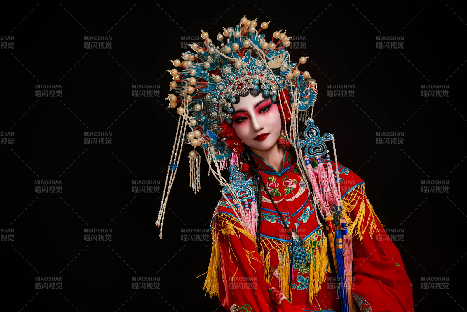 装扮国粹京剧贵妃醉酒角色形象的中国少女图片