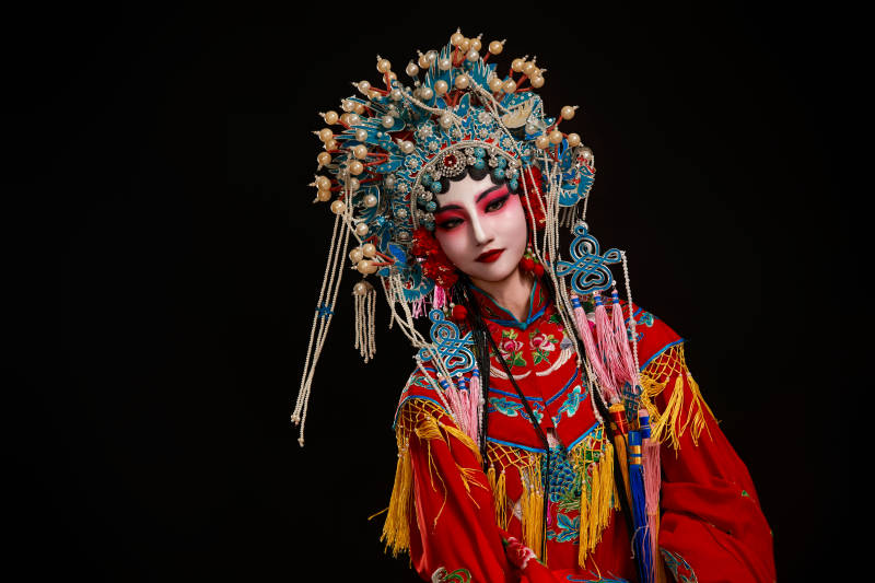 装扮国粹京剧贵妃醉酒角色形象的中国少女图片