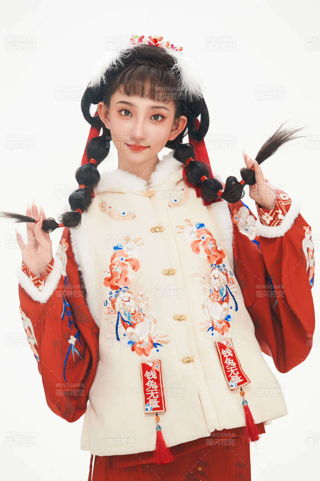 白色背景下身穿喜庆中式汉服的可爱少女图片