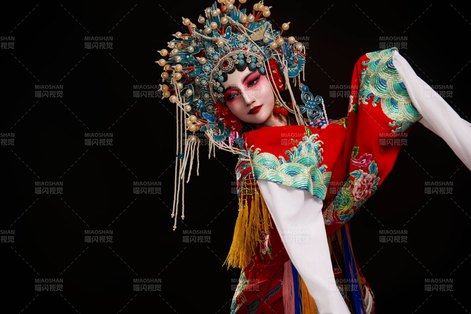 装扮国粹京剧贵妃醉酒角色形象的中国少女图片