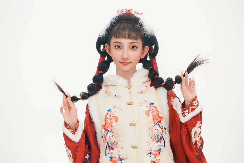 白色背景下身穿喜庆中式汉服的可爱少女图片