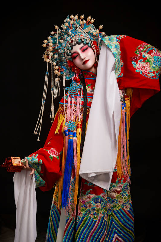 装扮国粹京剧贵妃醉酒角色形象的中国少女图片